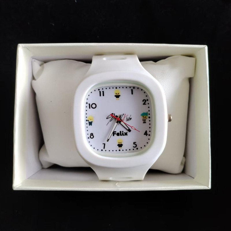 New Skzoo Stray Kids Anime Car - Accessories With Watch avis et prix